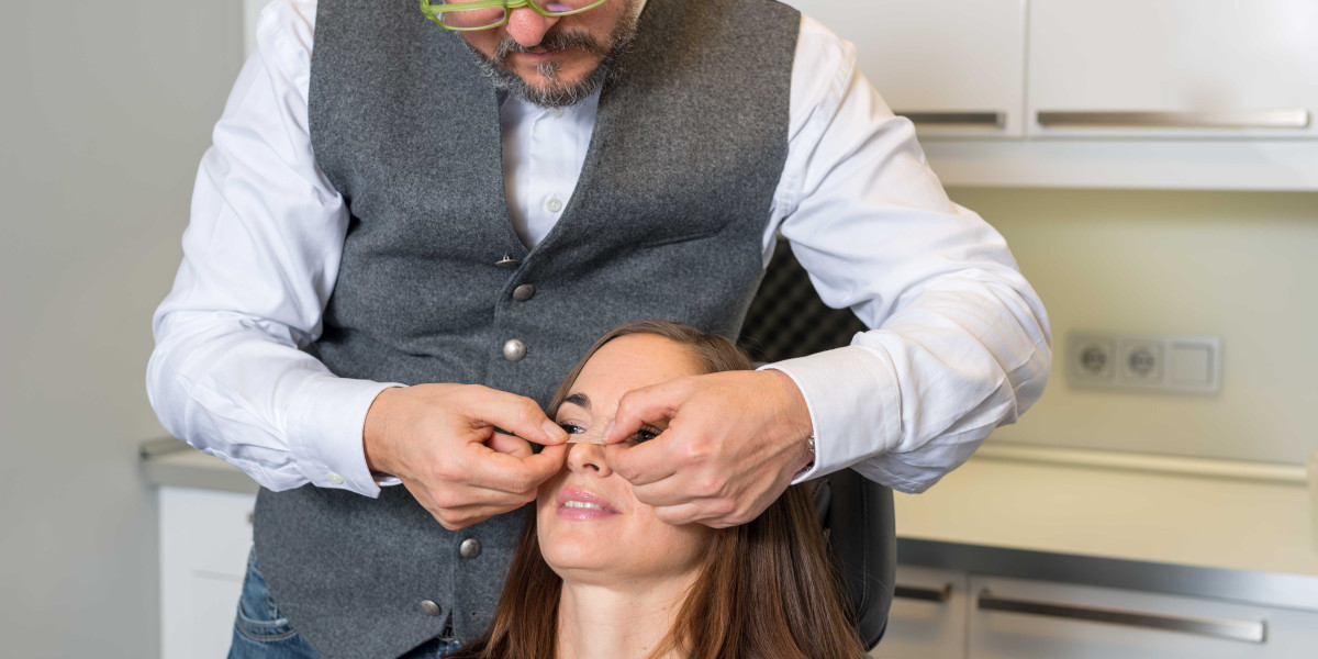 Dr. Peter Neumann in der Vorbereitung auf eine OP mit einer Patientin