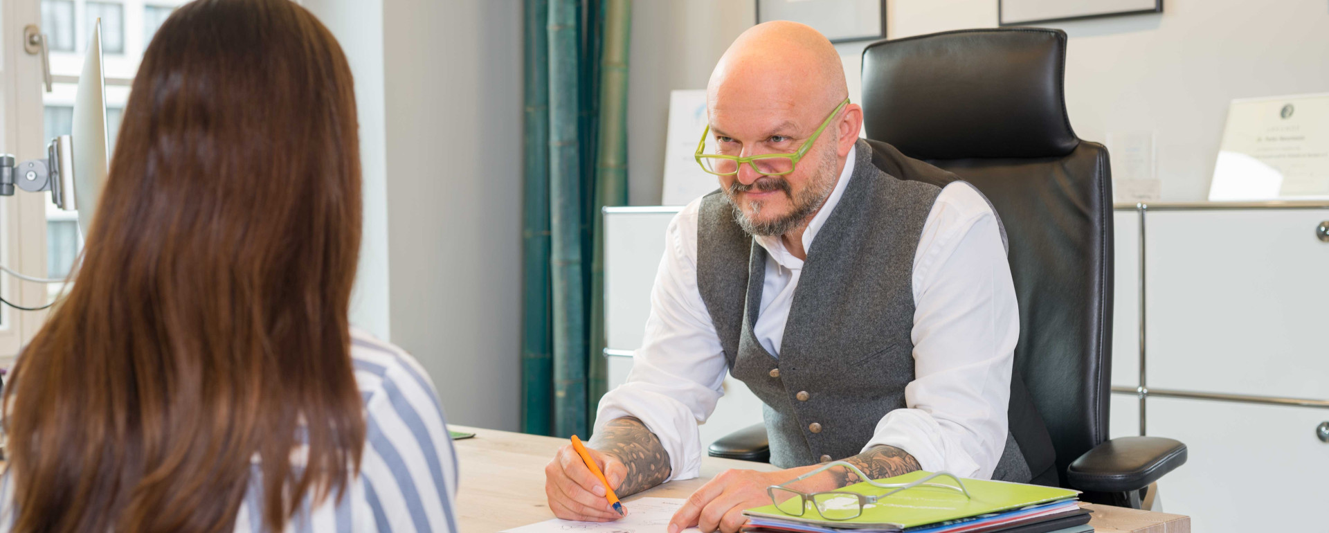 Dr. Peter Neumann im Beratungsgespräch