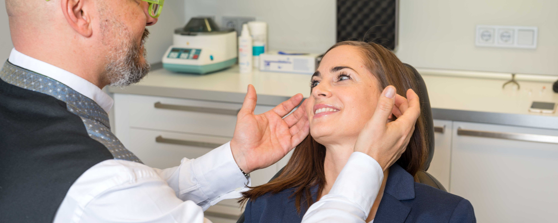 Dr. Peter Neumann analysiert die Nase einer Patientin