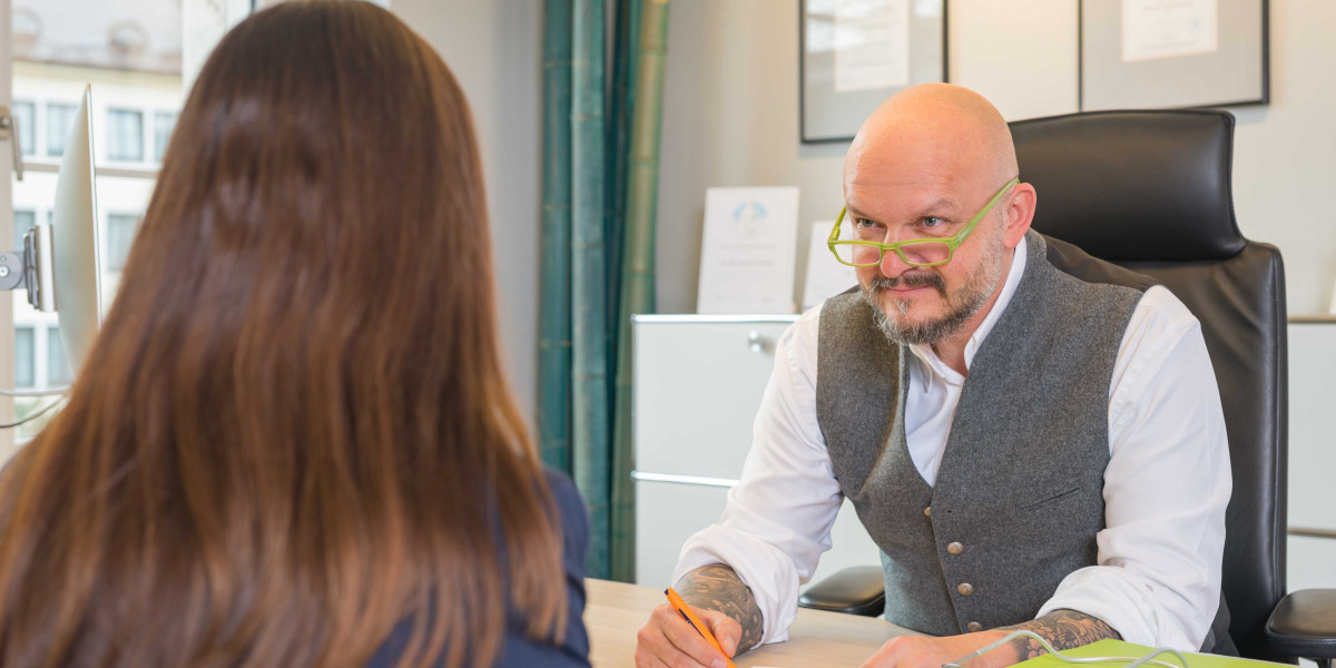 Dr. Peter Neumann im Beratungsgespräch